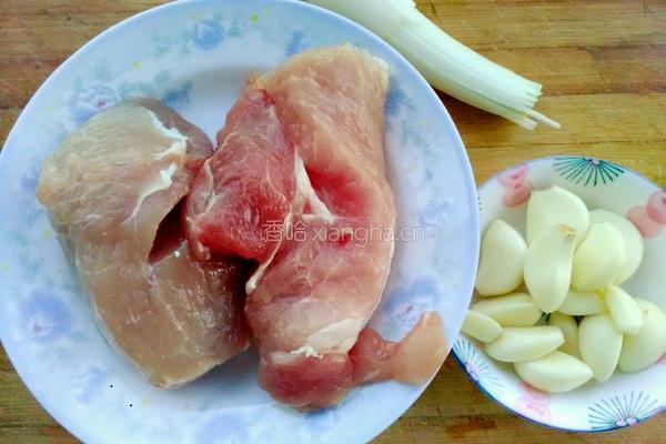 蒜香孜然猪粒的做法图解1