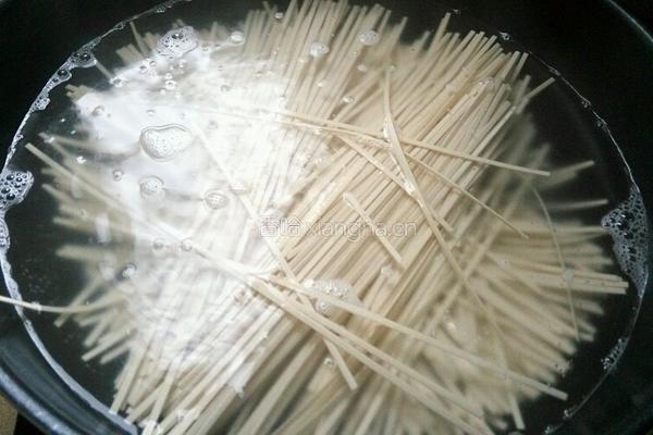 蒜苔肉丝捞面的做法图解9