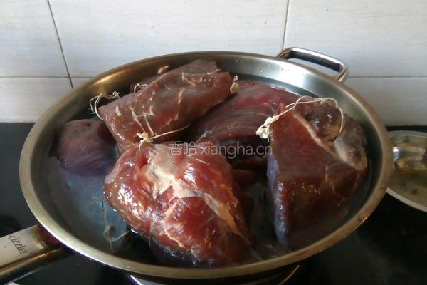 卤牛肉的做法图解1