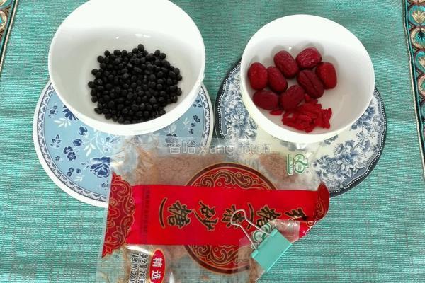 红糖黑豆甜汤的做法图解1
