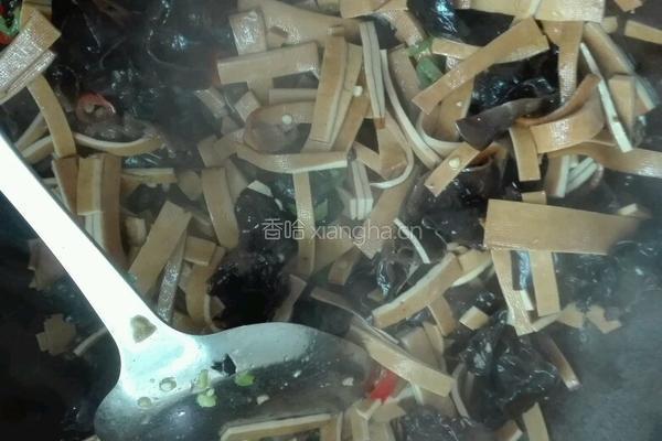 五香卜干炒木耳的做法图解8