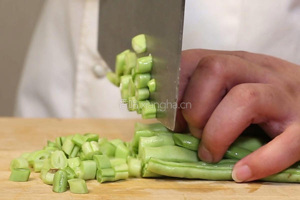 橄榄菜肉沫四季豆的做法图解1