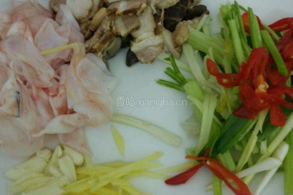 蘑菇瘦肉炒鱼泡的做法图解1