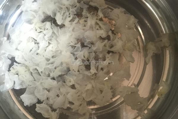 银耳雪梨汤的做法图解2