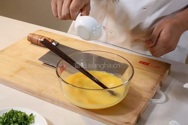 剁椒青蒜炒鸡蛋的做法图解2
