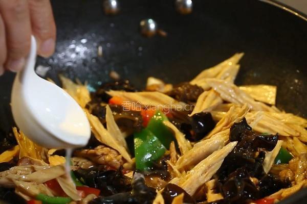 腐竹木耳炒肉的做法图解12