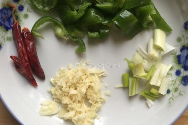 杏鲍菇炒腊肠的做法图解1