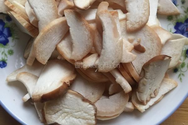 杏鲍菇炒腊肠的做法图解2