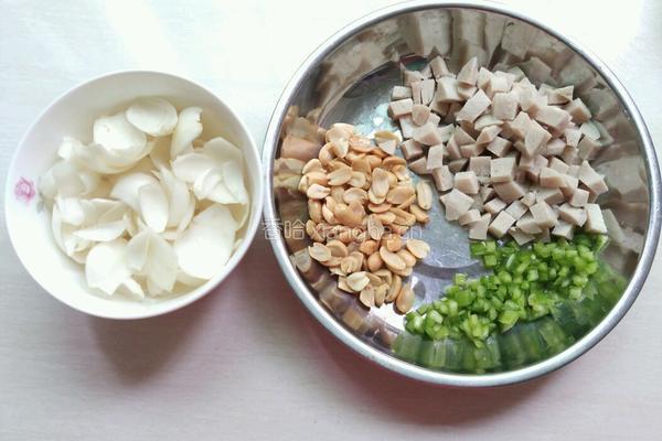 花生白合肉丁的做法图解1
