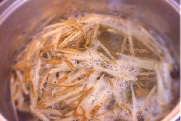 牛蒡胡萝卜丝炒肉丁的做法图解1
