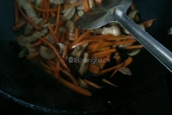香菇炒红罗卜的做法图解4