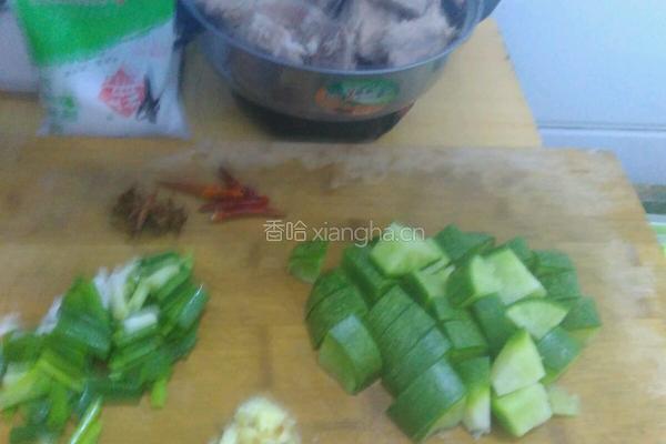 萝卜炖排骨上火锅的做法图解1