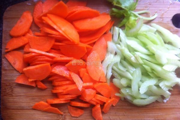 西芹胡萝卜炒腊肠的做法图解1