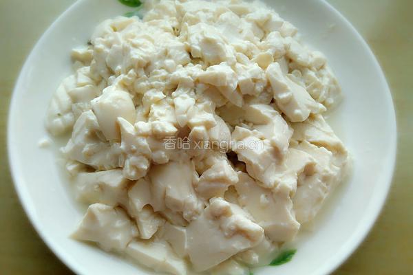 皮蛋拌豆腐的做法图解1