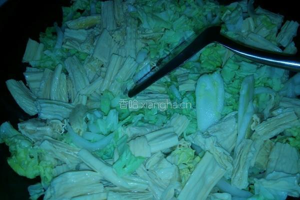 白菜炒腐竹的做法图解3