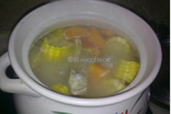胡萝卜玉米排骨汤的做法图解4