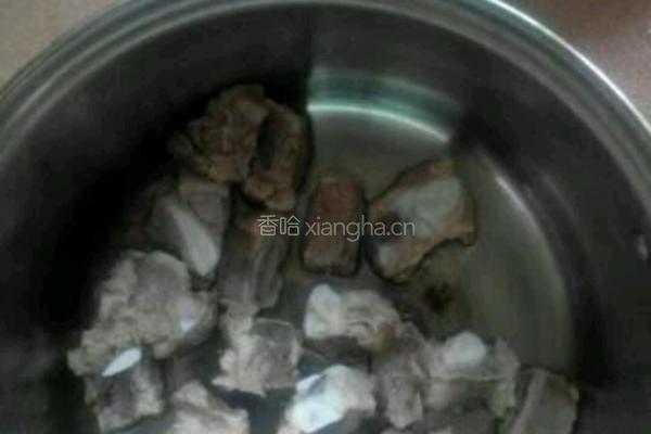 茶树菇排骨汤的做法图解2