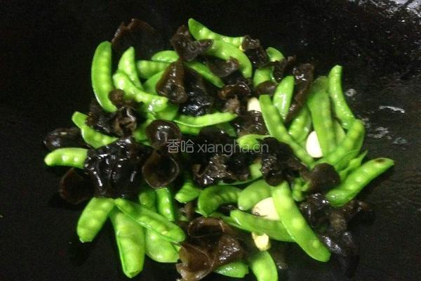 木耳荷兰豆炒鸡蛋的做法图解8