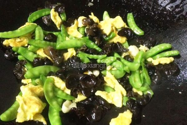 木耳荷兰豆炒鸡蛋的做法图解9
