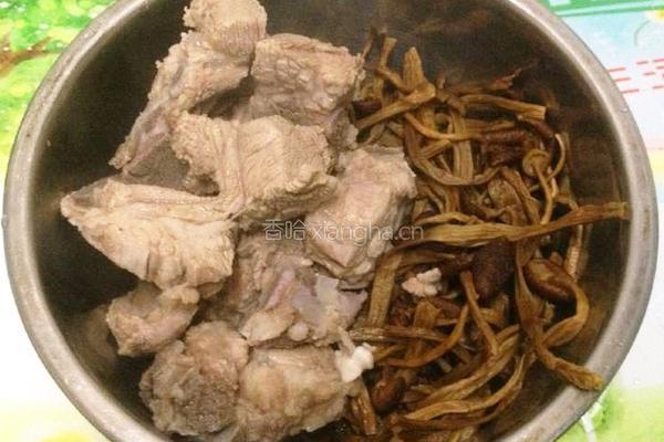 茶树菇排骨汤的做法图解2