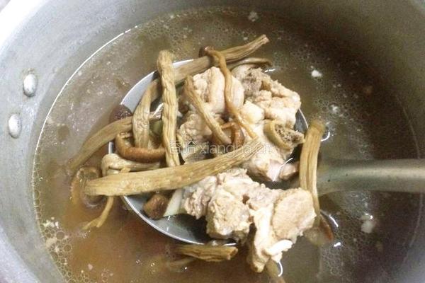 茶树菇排骨汤的做法图解5