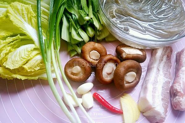 猪肉炖粉条的做法图解1
