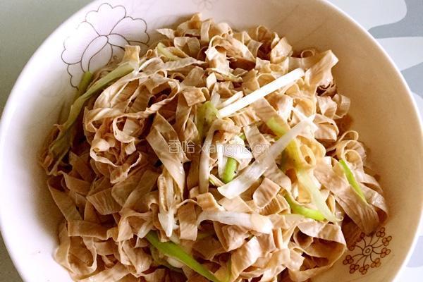 凉拌油豆腐皮的做法图解3