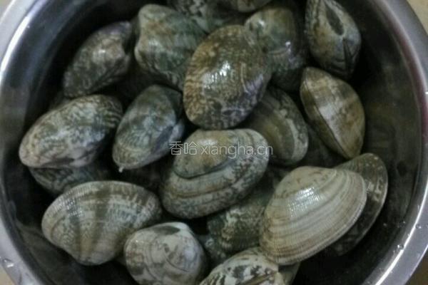 辣椒炒花蛤的做法图解1