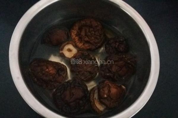 胡萝卜香菇骨头汤的做法图解1