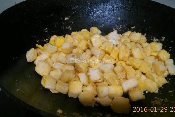鸡蛋炒馒头块的做法图解4