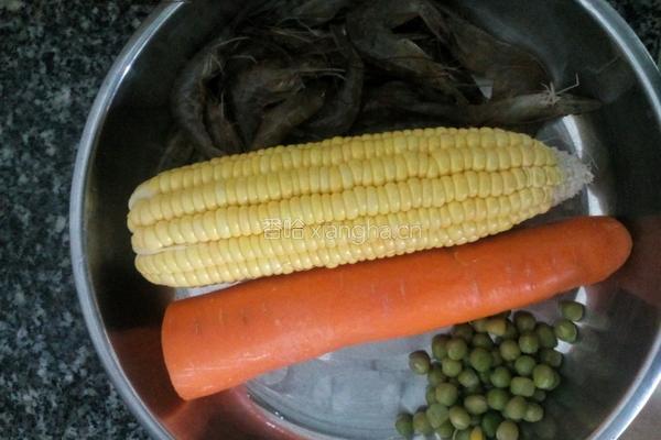 色彩斑斓扬州炒饭的做法图解1