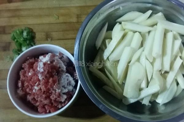葱香肉酱土豆泥的做法图解1