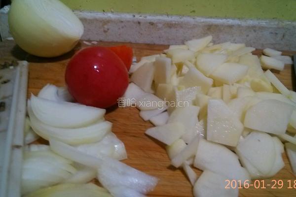土豆炒番茄的做法图解1