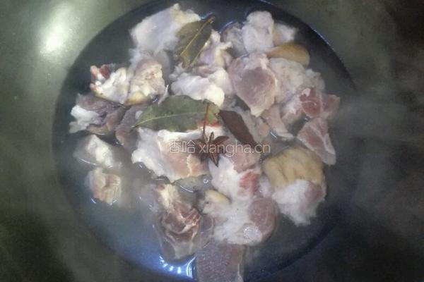 粗粮猪肘汤的做法图解1