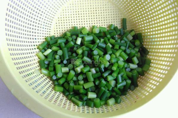 蒜苗炒香肠的做法图解3