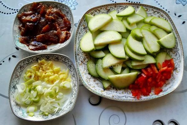 肉片西葫芦的做法图解1