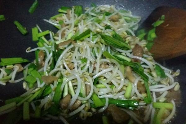 豆芽烩韭菜的做法图解5