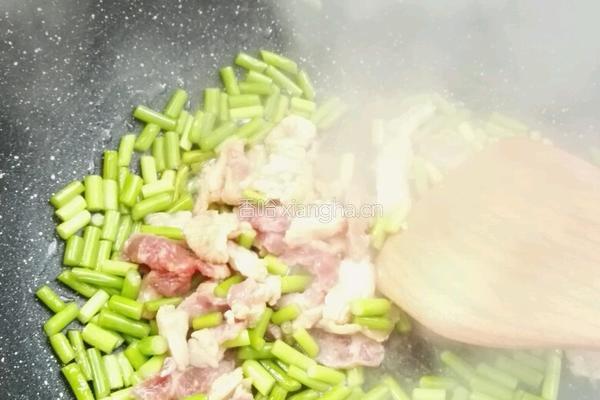 蒜苗红萝卜炒肉的做法图解4