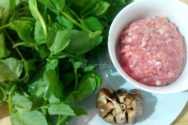 豆苗大蒜肉丸汤的做法图解1