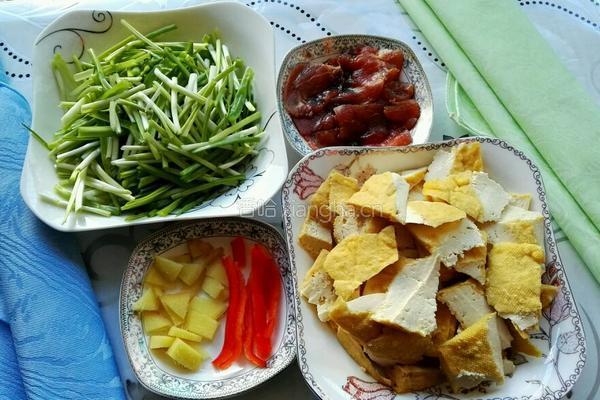 油豆腐炒蒜苗的做法图解1