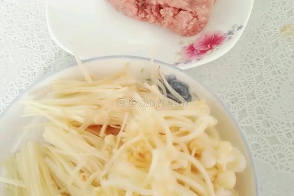 银针菇上海青肉丸汤的做法图解1