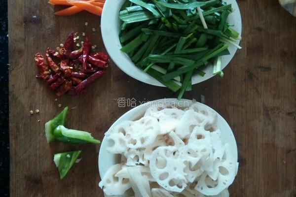 韭菜炒藕的做法图解1