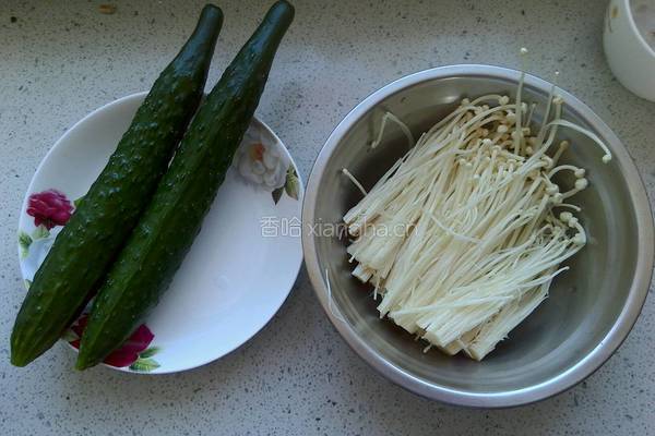 黄瓜拌金针菇的做法图解1