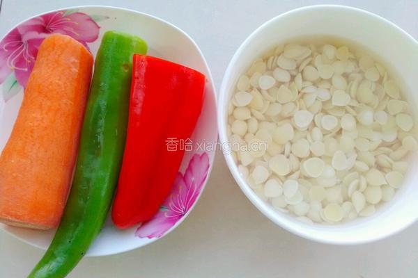 凉拌杏仁青红椒的做法图解1