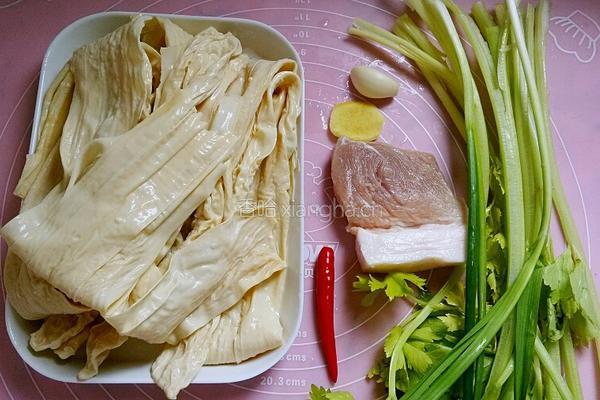 香芹腐竹炒肉片的做法图解1