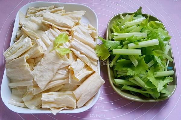 香芹腐竹炒肉片的做法图解2