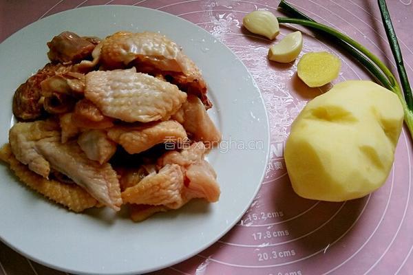 土豆烧鸡块的做法图解1
