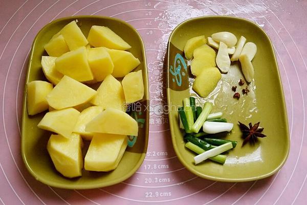 土豆烧鸡块的做法图解2
