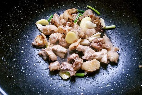 土豆烧鸡块的做法图解4