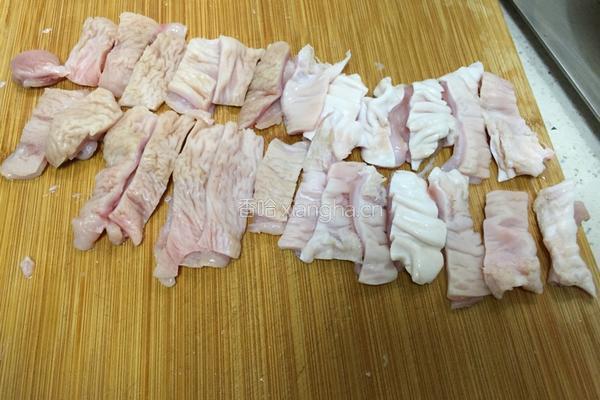 蒜苗炒龙胆石斑鱼肚的做法图解3